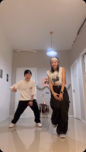 Yoon Se-a Instagram - 새벽 다섯시!!
춤꾼 서른다섯 동네친구랑..😁
춤에 미 쳤 어 !!!🤣
@yh_show 
함께 러닝하고 춤추는 동네친구 !!
난 있다아…👍
#행복하세아🍀