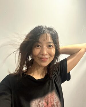Yoon Se-a Instagram - 머리 말릴 때..
땀이땀이 퐁퐁퐁 요즘! 
우리 지치지 말자구요!!
드디어 8월! 
8.15 훈련은
근력 한시간
트레드밀 즐겁게 8.15km
뛰었습니다.
오늘은 정말 물에 젖은 식빵 같았다우..🥵

🇰🇷잘될거야, 대한민국!
2024 815런 아직 신청 안하셨다구요!??😱
네이버 가볼까에서 신청하시고 
네이버 클립에서 인증해주세요!
#함께합니다 #815런