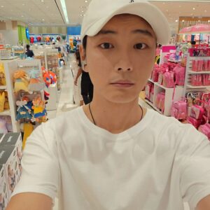 Yoon Shi-yoon Instagram - 전혀 고를수없다..

모든게 귀엽고 사랑스러운데 전혀 감이 오지 않아요..

머리를 쥐어짜볼게요