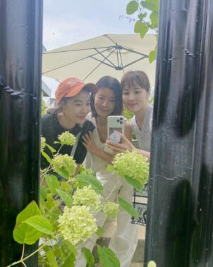 Yoon Soy Instagram - 좋은 에너지로 긍정의 에너지로..
늘..밝은 곳으로 인도해주는 언니들~
언니들 덕분에 힘을 얻는 행복한 시간이였습니다~^^
#유선언니#한혜진언니#한남빠르크#한남작업실#일상소통