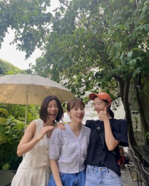 Yoon Soy Instagram - 좋은 에너지로 긍정의 에너지로..
늘..밝은 곳으로 인도해주는 언니들~
언니들 덕분에 힘을 얻는 행복한 시간이였습니다~^^
#유선언니#한혜진언니#한남빠르크#한남작업실#일상소통
