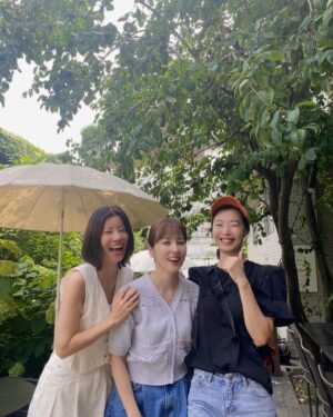 Yoon Soy Instagram - 좋은 에너지로 긍정의 에너지로..
늘..밝은 곳으로 인도해주는 언니들~
언니들 덕분에 힘을 얻는 행복한 시간이였습니다~^^
#유선언니#한혜진언니#한남빠르크#한남작업실#일상소통
