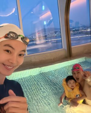 Yoon Soy Instagram - 요즘 하루하루..특별할거 없이 지났다고 생각했는데..
몇주 지나고 사진을 보니..하루하루가 의미있고 특별했네요~~^^
날마다 럭키한 행운이 있을순없겠지만..소소하게 미소짓고..
한껏 웃는 순간 순간들 만끽하세요~#가족스타그램#육아스타그램#일상#특별한순간#지금#🙏