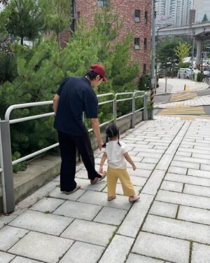 Yoon Soy Instagram - 요즘 하루하루..특별할거 없이 지났다고 생각했는데..
몇주 지나고 사진을 보니..하루하루가 의미있고 특별했네요~~^^
날마다 럭키한 행운이 있을순없겠지만..소소하게 미소짓고..
한껏 웃는 순간 순간들 만끽하세요~#가족스타그램#육아스타그램#일상#특별한순간#지금#🙏