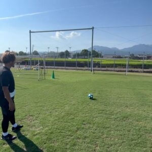 Yoshito Okubo Instagram - 強いシュートを打つ時はしっかりボールを見て足首が斜めからじゃなく縦から入れて状態が起き上がらないように上半身と蹴り足で腸を潰そう⚽️

蹴った後は飛び跳ねないで蹴ったフォームでピタッと止まれればボールに力が伝わるよ！！

腸が潰れたのが確認できるのは、蹴った後にお腹が痛くてうずくまるくらい痛みを感じたら出来てるよ👍

#yoshito13