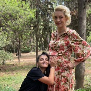 Youlika Skafida Instagram - Μεγάλη χαρά έχω που ήμουν μέρος της ομάδας που διηγήθηκε την ιστορία αυτών των κοριτσιών. 
Πόσο πολύ γελούσα στις αρχές όταν έλεγα ότι θα παίξω στη σειρά ψυχοκόρες και με ρωτούσαν αν θα κάνω και εγώ μία ψυχοκόρη αλλά εγώ απαντούσα ότι έχω μεγαλώσει πια!
Τι σκεφτόταν άραγε ο Μιχάλης Χαραλαμπίδης όταν με πρωτοσυνάντησε στο δοκιμαστικό όπου εμφανίστηκα με ρούχα ό,τι να’ναι και μαλλιά ανακατεμένα από τη μηχανή και χωρίς να έχω μάθει απέξω το κείμενο που μου έστειλαν γιατί νόμιζα ότι είχα πάει να πάρω το ρόλο και όχι ότι είχα πάει να κάνω δοκιμαστικό!
Τι καλή και ευγενική ήταν μαζί μου η Φρόσω Ράλλη που μου έδωσε 10 λεπτά να μάθω τα λόγια και τι όμορφα που ήταν να τη βλέπω με την άκρη του ματιού μου να χαμογελάει την ώρα που έκανα το δοκιμαστικό.
Πόσο χάρηκε η Ειρήνη Σουγανίδου με το νέο της εγκυμοσύνης μου και ποσό με ελάφρυνε η στάση της!
Πολλοί όμορφοι άνθρωποι μαζεμένοι και πόσο πολύ γελάσαμε σ’εκείνο το σπίτι στη Δροσοπούλου!
Αλέξανδρε, Οδυσσέα, Μαργαρίτα,Δημήτρη,Οδυσσέα 
Ευχαριστώ πολύ για όλα!
Μετά τον πρώτο μήνα γυρισμάτων ξεκίνησε η εγκυμοσύνη μου,ευτυχώς η κοιλιά άρχισε να φαίνεται προς τον 7ο μήνα!
Γέννησα 20 μέρες μετά το τελευταίο μου γύρισμα! Αυτή η δουλειά έχει ξεχωριστή θέση στην καρδιά μου.
#psyxokores #WhatATeam #yakinthos