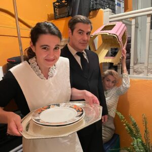 Youlika Skafida Instagram - Μεγάλη χαρά έχω που ήμουν μέρος της ομάδας που διηγήθηκε την ιστορία αυτών των κοριτσιών. 
Πόσο πολύ γελούσα στις αρχές όταν έλεγα ότι θα παίξω στη σειρά ψυχοκόρες και με ρωτούσαν αν θα κάνω και εγώ μία ψυχοκόρη αλλά εγώ απαντούσα ότι έχω μεγαλώσει πια!
Τι σκεφτόταν άραγε ο Μιχάλης Χαραλαμπίδης όταν με πρωτοσυνάντησε στο δοκιμαστικό όπου εμφανίστηκα με ρούχα ό,τι να’ναι και μαλλιά ανακατεμένα από τη μηχανή και χωρίς να έχω μάθει απέξω το κείμενο που μου έστειλαν γιατί νόμιζα ότι είχα πάει να πάρω το ρόλο και όχι ότι είχα πάει να κάνω δοκιμαστικό!
Τι καλή και ευγενική ήταν μαζί μου η Φρόσω Ράλλη που μου έδωσε 10 λεπτά να μάθω τα λόγια και τι όμορφα που ήταν να τη βλέπω με την άκρη του ματιού μου να χαμογελάει την ώρα που έκανα το δοκιμαστικό.
Πόσο χάρηκε η Ειρήνη Σουγανίδου με το νέο της εγκυμοσύνης μου και ποσό με ελάφρυνε η στάση της!
Πολλοί όμορφοι άνθρωποι μαζεμένοι και πόσο πολύ γελάσαμε σ’εκείνο το σπίτι στη Δροσοπούλου!
Αλέξανδρε, Οδυσσέα, Μαργαρίτα,Δημήτρη,Οδυσσέα 
Ευχαριστώ πολύ για όλα!
Μετά τον πρώτο μήνα γυρισμάτων ξεκίνησε η εγκυμοσύνη μου,ευτυχώς η κοιλιά άρχισε να φαίνεται προς τον 7ο μήνα!
Γέννησα 20 μέρες μετά το τελευταίο μου γύρισμα! Αυτή η δουλειά έχει ξεχωριστή θέση στην καρδιά μου.
#psyxokores #WhatATeam #yakinthos