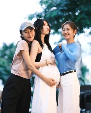 Yoyo Chen Instagram - Hello June❤️

小聚是小幸福
有時不需要做什麼特別
簡單陪伴著
放放空也很開心🥰🫶🏻
.
.
.
.
.
#我們仨
#一齊見證著肚子慢慢長大