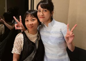 Yu Han Lien Instagram - 之前拍攝時
蘇導一直在我耳邊說：「你看他多愛你。」
我：「我的角色現在不能回應這個，你不要用你的少女心視角影響我角色啊啊啊啊！」
然後拍到凌晨殺青
早上就直接記者會了
突然沒有角色之後
我瞬間不知道怎麼面對高橋先生
在片場每天我的心臟跳得都好累
除了「早安你好」跟「明天見拜拜」
之外我完全說不出話
每天我都用五秒深呼吸擠出這幾句話就趕緊跑去梳化成角色的樣子
只有討論劇本和角色故事時才有辦法恢復正常
其它時候都趕緊飄走或是石化假裝我不在這裡
順利躲在角色後面活著
完整活到殺青真是太好了🥹
心臟爆擊的零日攻擊
On air殺青啦❤️

感謝妝髮/  @1989_megan 
服裝/  @shiatzychen

#高橋一生