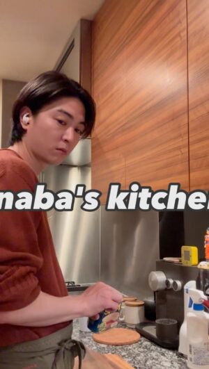 Yu Inaba Instagram - 料理動画
Inaba's kitchen

【スパムおにぎり】
【材料】今回3個分
スパム　お好みの厚さで3枚
お米　　200gくらいを3等分
卵　　　一個
のり　　巻きたいだけ用意

まだこの服装ができる頃に撮影。
撮影前日手巻き寿司やって余った酢飯を
使ってみたけどスパムおにぎりは
絶対に普通の白米の方が美味しい。
卵は味つけてもつけなくても良い。
今回はつけていない。
のりは全体的に巻いた方が形安定するけど
卵のお寿司のように真ん中だけ巻いた方が
見た目的には美味しそうな気がする。
スパム焼く時から卵焼き焼くフライパンを
使うと洗い物が減って楽。

#料理　#自炊　#家庭料理　#料理記録