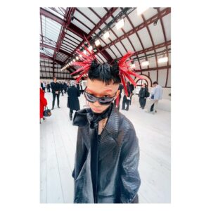 Yu Seki Instagram - 🪶
再びショーに招待していただいて1年半ぶりにファッションウィークの絢爛たるカオスを堪能しております。
最高のショーと最上級のおもてなしに感謝。

板垣李光人さん @itagakirihito_official との邂逅も果たし、彼の麗らかなお人柄に大変ほっこりしました。

ジョナサンからの認知を確信したこと、そして私の出立ちを心地よい言葉で褒めてもらえたことは個人的なハイライト。
@jonathan.anderson 

Hair @rr_takai_ 
Styling @shoheikashima 

@LOEWE

#LOEWE
#LOEWESS25