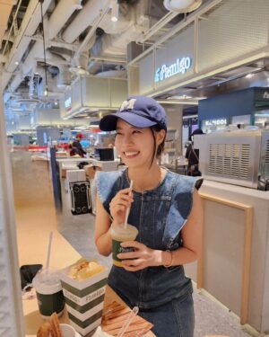Yu Seon Instagram - 언니랑 @i_taeran 극장 데이트♡ 
추억이 많은 용산cgv에 가서 ..
넘 좋아하는 츄러스도 먹고 
보고 싶었던 영화 #파일럿 보고 왔어요!! ^^
팝콘대신 감자칩 먹으며 보는 영화도 좋네요! ^^ 

너운 날 유쾌한 코미디 영화 보며 
많이 웃고 나오니 기분 up!!😄 
늘 좋은 에너지 주는..
언니랑 함께라 더..좋았던 오늘♡♡ 

❣️ @famigochurreria 
#용산아이파크몰 6층! cgv층에 있어유^^
