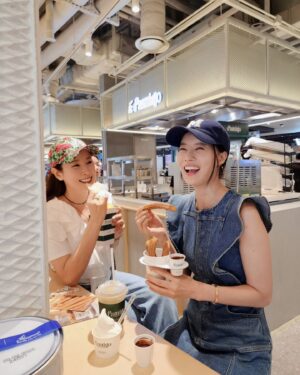 Yu Seon Instagram - 언니랑 @i_taeran 극장 데이트♡ 
추억이 많은 용산cgv에 가서 ..
넘 좋아하는 츄러스도 먹고 
보고 싶었던 영화 #파일럿 보고 왔어요!! ^^
팝콘대신 감자칩 먹으며 보는 영화도 좋네요! ^^ 

너운 날 유쾌한 코미디 영화 보며 
많이 웃고 나오니 기분 up!!😄 
늘 좋은 에너지 주는..
언니랑 함께라 더..좋았던 오늘♡♡ 

❣️ @famigochurreria 
#용산아이파크몰 6층! cgv층에 있어유^^