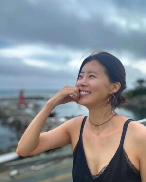 Yu Seon Instagram - 이제 사진 찍어 주는 거에 진심인 짝꿍과^^ 
가는 곳 마다 그림 같았던 풍경 덕분에
남긴 사진들이 많았던 여행~♡♡ 

맛집 사진은 아직도 못 찍겠네유.
나오자마자 달려들어 먹는 바람에ㅋㅋ

맛과 멋이 있는.. 부산이 참 좋네융!! 
한달 살기 해 보고 싶다는..😍 

가장 좋았던..
#흰여울문화마을. #해리단길 추천하구요.
맛있었던 곳! 장소라도 적어보아융^^ 

✔️광안리- 디에이블 (바다뷰맛집)🍝
 다옴(국수맛집) 🍜
✔️해운대 -수변최고돼지국밥🥣
 가야밀면 🍜  옵스 🍞
✔️기장-  공극샌드커피🌊☕️ 바다뷰 예쁜카페
(1~5번 사진 찍은 곳^^)