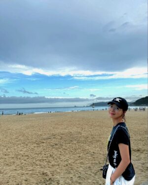 Yu Seon Instagram - 이제 사진 찍어 주는 거에 진심인 짝꿍과^^ 
가는 곳 마다 그림 같았던 풍경 덕분에
남긴 사진들이 많았던 여행~♡♡ 

맛집 사진은 아직도 못 찍겠네유.
나오자마자 달려들어 먹는 바람에ㅋㅋ

맛과 멋이 있는.. 부산이 참 좋네융!! 
한달 살기 해 보고 싶다는..😍 

가장 좋았던..
#흰여울문화마을. #해리단길 추천하구요.
맛있었던 곳! 장소라도 적어보아융^^ 

✔️광안리- 디에이블 (바다뷰맛집)🍝
 다옴(국수맛집) 🍜
✔️해운대 -수변최고돼지국밥🥣
 가야밀면 🍜  옵스 🍞
✔️기장-  공극샌드커피🌊☕️ 바다뷰 예쁜카페
(1~5번 사진 찍은 곳^^)