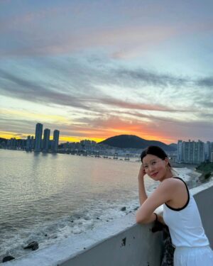 Yu Seon Instagram - 부산에 참 많이 와 봤지만..여긴 처음♡♡ 
입구부터 마치 천국으로 가는 길 처럼..
너무나 아름답게 펼쳐진 하늘 풍경과..
가까이 들리는 파도소리!! 
아기자기한 골목사이로 이쁜 소품샵. 카페들.. 
그림같은 석양마저 선물 같았던..
#흰여울문화마을