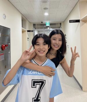 Yu Seon Instagram - 연극 #맥베스 
무대를 꽉 채우는 22명의 배우들👏👏👏 
고전의 선입견을 깨는 파격적인 연출!! 
영화 보듯.. 몰입감있게 봤네요!! 👍👍 
늘 열정과 에너지로 관객을 압도하는 배우 정민선배님♡ 
어디서나 빛나는 주원이♡ 
최고!!!!👍👍👍