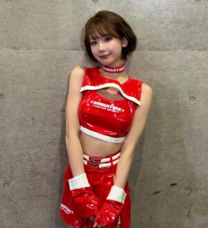 Yui Arata Instagram - Newコスチュームです⚡️
夏ver.

今年のコスチュームは、社長とシバタイヤガールズで意見を出し合って出来上がりました！
あえて露出控えめにしました。その理由としては、露出で人気になるのではなく女の子個々の魅力、人柄で人気が出て欲しい。ファンの皆さんにも個々の姿を見て欲しいという社長からの熱い想いからでした。

本当に素敵なチームです。

#SHIBATIRE #東京オートサロン #オートサロン #d1gp #ドリフト #コスチューム #レースクイーン #ショートカット #ショートヘア #幕張メッセ