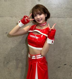Yui Arata Instagram - Newコスチュームです⚡️
夏ver.

今年のコスチュームは、社長とシバタイヤガールズで意見を出し合って出来上がりました！
あえて露出控えめにしました。その理由としては、露出で人気になるのではなく女の子個々の魅力、人柄で人気が出て欲しい。ファンの皆さんにも個々の姿を見て欲しいという社長からの熱い想いからでした。

本当に素敵なチームです。

#SHIBATIRE #東京オートサロン #オートサロン #d1gp #ドリフト #コスチューム #レースクイーン #ショートカット #ショートヘア #幕張メッセ