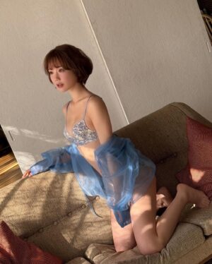 Yui Arata Instagram - サブラネットさんの今月のカバーガールをやらさていただきました✨👙

ストーリーハイライトにURL載せるのでそこからみて感想教えてください！

#サブラネットカバーガール #ザプラネット #グラビア #新唯 #ショートヘア #小顔ショート #ラウンドガール #リングガール #レースクイーン