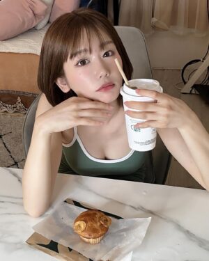 Yui Arata Instagram - スタバの米粉のマフィンおいしい🍌

#新唯 #ショートヘア #ショートボブ #スタバ 
#レースクイーン #ラウンドガール #リングガール 
#작은얼굴쇼트 #그라비어
#画报 #短发 #请帮我找到它