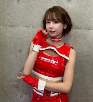 Yui Arata Instagram - Newコスチュームです⚡️
夏ver.

今年のコスチュームは、社長とシバタイヤガールズで意見を出し合って出来上がりました！
あえて露出控えめにしました。その理由としては、露出で人気になるのではなく女の子個々の魅力、人柄で人気が出て欲しい。ファンの皆さんにも個々の姿を見て欲しいという社長からの熱い想いからでした。

本当に素敵なチームです。

#SHIBATIRE #東京オートサロン #オートサロン #d1gp #ドリフト #コスチューム #レースクイーン #ショートカット #ショートヘア #幕張メッセ