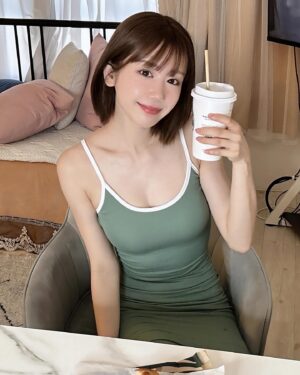 Yui Arata Instagram - スタバの米粉のマフィンおいしい🍌

#新唯 #ショートヘア #ショートボブ #スタバ 
#レースクイーン #ラウンドガール #リングガール 
#작은얼굴쇼트 #그라비어
#画报 #短发 #请帮我找到它