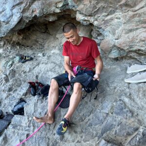 Yuji Hirayama Instagram - 日本に帰る前日、オーストラリアの岩を登るチャンスがあった🇦🇺
@lucyclimbing が僕をMt coolum に連れて行ってくれた⛰️
ブリスベンから車で1時間45分ぐらいSunshine cost 近くにある。ビーチが岩場から眺められるロケーション🏖️

そしてクライミングスタイルも無茶苦茶スペシャルだった。
オーバーハングにかなり飛び出たマクロホールドをニーバーを駆使して登るのだが、慣れてない僕は上手くニーバーが支えなくて尋常なくパンプした。アップのつもりだったけど何度も落ちそうだった。

オンサイトする事ができたけどほんと難しかった😅
 “Wholly Calamity” 
グレードは26

短いオーストラリア滞在を岩場で締めくくり最高のツアーでした。 @lucyclimbing 岩場に連れて行ってくれてありがとう✨✨🙏

The day before I returned to Japan, I had a chance to climb on rock in  Australia 🇦🇺 
@lucyclimbing took me to Mt Coolum⛰️
It's about an hour and 45 minutes by car from Brisbane, near Sunshine Cost. You can see the beach from the crags 🏖️

And the climbing style was also insanely special.
I feel like climbed on macro holds that were quite overhanging, using kneebars, but I wasn’t used to it, so my kneebars didn't support me well and I pumped like crazy. I was trying to warm up, but I almost fell many times.

I on-sighted but it was very hard😅
 “Wholly Calamity” 
The grade is 26.

It was a great tour that ended my short stay in Australia. Thank you @lucyclimbing for taking me to the crag✨✨🙏

@lucyclimbing 
@oj.reeves 
@thenorthface 
@thenorthface_climb 
@thenorthfacejp 
@climbskinspain 
@beal.official 
@sendclimbing 
@carbongrip 
@basecamp_mgmt 
@lasportivajp 
@basecamp_onlineshop 
@basecamp_import

#オーストラリア#クイーンズランド #mtcoolum #neverstopexploring #tnfathletes #tnfjp #ザノースフェイス #brisbane #australia #フリークライミング