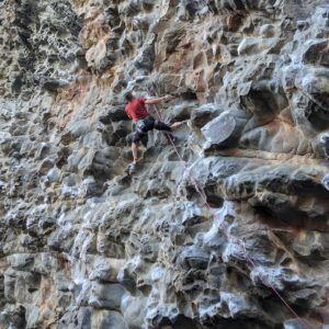 Yuji Hirayama Instagram - 日本に帰る前日、オーストラリアの岩を登るチャンスがあった🇦🇺
@lucyclimbing が僕をMt coolum に連れて行ってくれた⛰️
ブリスベンから車で1時間45分ぐらいSunshine cost 近くにある。ビーチが岩場から眺められるロケーション🏖️

そしてクライミングスタイルも無茶苦茶スペシャルだった。
オーバーハングにかなり飛び出たマクロホールドをニーバーを駆使して登るのだが、慣れてない僕は上手くニーバーが支えなくて尋常なくパンプした。アップのつもりだったけど何度も落ちそうだった。

オンサイトする事ができたけどほんと難しかった😅
 “Wholly Calamity” 
グレードは26

短いオーストラリア滞在を岩場で締めくくり最高のツアーでした。 @lucyclimbing 岩場に連れて行ってくれてありがとう✨✨🙏

The day before I returned to Japan, I had a chance to climb on rock in  Australia 🇦🇺 
@lucyclimbing took me to Mt Coolum⛰️
It's about an hour and 45 minutes by car from Brisbane, near Sunshine Cost. You can see the beach from the crags 🏖️

And the climbing style was also insanely special.
I feel like climbed on macro holds that were quite overhanging, using kneebars, but I wasn’t used to it, so my kneebars didn't support me well and I pumped like crazy. I was trying to warm up, but I almost fell many times.

I on-sighted but it was very hard😅
 “Wholly Calamity” 
The grade is 26.

It was a great tour that ended my short stay in Australia. Thank you @lucyclimbing for taking me to the crag✨✨🙏

@lucyclimbing 
@oj.reeves 
@thenorthface 
@thenorthface_climb 
@thenorthfacejp 
@climbskinspain 
@beal.official 
@sendclimbing 
@carbongrip 
@basecamp_mgmt 
@lasportivajp 
@basecamp_onlineshop 
@basecamp_import

#オーストラリア#クイーンズランド #mtcoolum #neverstopexploring #tnfathletes #tnfjp #ザノースフェイス #brisbane #australia #フリークライミング