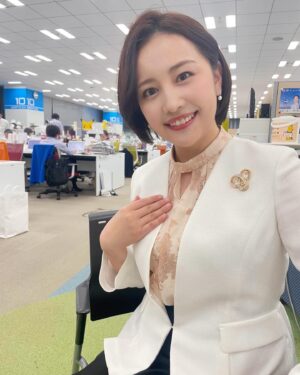 Yuka Aiuchi Instagram - 今週も怒涛の1週間でした。
良い週末をお過ごしください♪

jacket #anai
blouse #pinkyanddianne 
dress #lanvincollection 
skirt #tonal