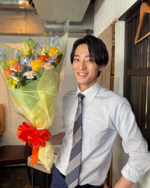 Yuki Inoue Instagram - ・
真夜中ドラマ「イケメン共よ メシを喰え」
最終回見て頂けましたか？

池田先輩と細見君が1話のラーメン屋さん以降最終回にしてやっと食事に行き
ほんの少し近づけました
この2人からするとかなり近づけました

まだの方、是非見てみてください！
見逃し配信もありますので！

またオジさんのいる編集部に行きたいです
見てくださった方ありがとうございました〜！

#イケメン共よメシを喰え