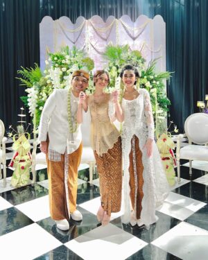 Yuki Kato Instagram - The day is here! Congratulation on your wedding my dear @aaliyah.massaid and @thariqhalilintar ✨

Cheers to love, laughter, and happily ever after!

#diaryukikato