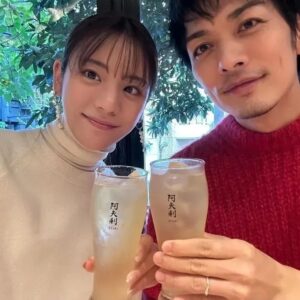 Yuki Kubota Instagram - 『#私たち結婚しました 4 』
最後までありがとうございました。

２人でいると沢山のハプニングがありましたね。
まあ起こしてるのも多々あるんですけど。
これは面白いと思って隣をみると屈託のない最高の笑顔と笑い声。
同じものを同じように笑い合えたり、同じように楽しめたり、同じように酔っ払えたり、同じように感じ合い共有することが出来たこの期間。
沢山の喜びと幸せと笑顔をもらえた多幸感に溢れた夫婦生活でした。
本当に感謝しかありません。

どんな時もあなたがあなたでいられますように。
これから何があろうといつまでも味方です。
心からありがとう。
明日香ちゃん。

久保田悠来

#わた婚 #貴島明日香 #久保田悠来 #ハイボール #ロザリオ #中華スープ #ダーツ #ホッキョク #ゲーム #アデーレ #ほりにし #ドライブ #焼肉 #牛角 #カレー #キーマ #平塚 #湘南平 #伊東 #星野リゾート #界アンジン  #鼻こしょ #耳こしょ #口でいいじゃん