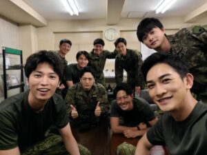 Yuki Kubota Instagram - 『#テッパチ』ご視聴ありがとうございました。
大木班長は自分のこれまでの役より心身ともに新しいタイプの役でとてもやりがいのある作品でした。
そして何よりそれを受け止めてくれた班員のみんな、そしていつも暖かく支えてくれたスタッフの皆様のおかげです。
そして座長町田啓太氏と佐野勇斗氏。
二部からの僕たちにも気さくに接してくれ、いつも作品を良くしようとするその姿勢には刺激もらいました。
この夏この座組、メンバーに出逢えたことは好運です。
青春の夏。
一部のメンバーも一緒にいなかったのにやはり仲間でした。
テッパチ、ありがとうございます。
大木班最高！
オールアップ筋肉パンプアップ！