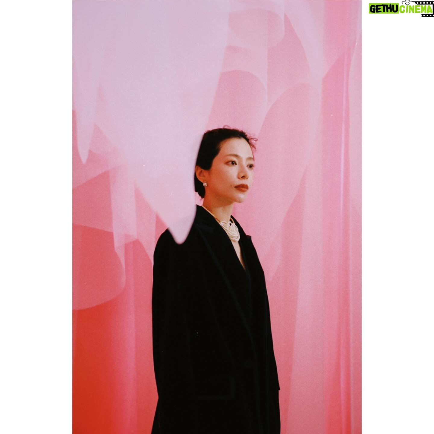 Yuki Sakurai - 19.9K Likes - 皆様こんにちは。
先日、Dior「ミス ディオール展覧会 ある女性の物語」にお邪魔させていただきました
夢の中にいるような空間をただただ贅沢に堪能させていただきました。
麗しい。
なんだか急に暑くなりましたね
桜井のピーマンブームは一旦落ち着き、今はセロリブーム到来中です
セロリの浅漬け最高。
どうでもいい報告すみません
皆様良き夜を。
桜井
#ミスディオール展覧会 #MISSDIOR
#SupportedByDior