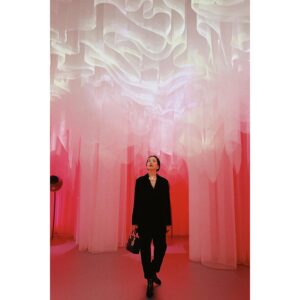 Yuki Sakurai Instagram - 皆様こんにちは。

先日、Dior「ミス ディオール展覧会 ある女性の物語」にお邪魔させていただきました

夢の中にいるような空間をただただ贅沢に堪能させていただきました。

麗しい。

なんだか急に暑くなりましたね

桜井のピーマンブームは一旦落ち着き、今はセロリブーム到来中です

セロリの浅漬け最高。

どうでもいい報告すみません

皆様良き夜を。

　　　　　　　　　　　　　　　　　桜井

#ミスディオール展覧会 #MISSDIOR 
#SupportedByDior
