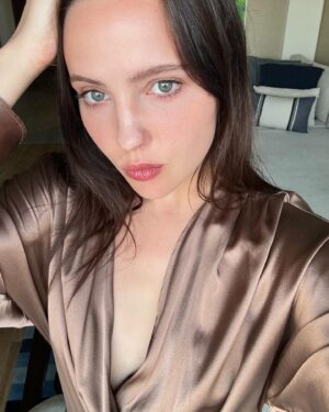Yuliya Khlynina Instagram - Нарядилась!🫀
Два моих вечерних образа с потрясающего отдыха в @titanicluxurycollection 🩵🤎
Какой больше идёт?