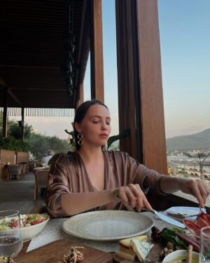 Yuliya Khlynina Instagram - Нарядилась!🫀
Два моих вечерних образа с потрясающего отдыха в @titanicluxurycollection 🩵🤎
Какой больше идёт?