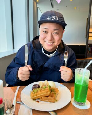Yumemaru Instagram - やっぱりワッフルにはあんことバニラアイスに限る。
まさかこんな短期間でほぼ同じ物を食べるとは思わなかった。みんなも見かけたら試してほしい。本当に美味しいからよ。

ちなみに名古屋の高島屋9階にあるカフェのワッフルは豪華でわんぱくだぞ‼︎

#ワッフル