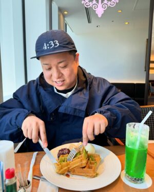 Yumemaru Instagram - やっぱりワッフルにはあんことバニラアイスに限る。
まさかこんな短期間でほぼ同じ物を食べるとは思わなかった。みんなも見かけたら試してほしい。本当に美味しいからよ。

ちなみに名古屋の高島屋9階にあるカフェのワッフルは豪華でわんぱくだぞ‼︎

#ワッフル