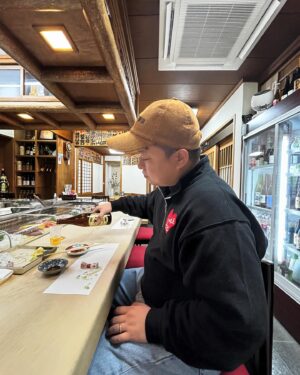 Yumemaru Instagram - ちょっと前に撮影でもお世話になってる「古都鮨」さんへ。

最近は、はじめにつまみを数品頼んでビールをキメてからお寿司を食べてます☺️
平貝のいそべ焼きは何回食べても美味いよなぁ…。

今度、ボトル入れようかな。