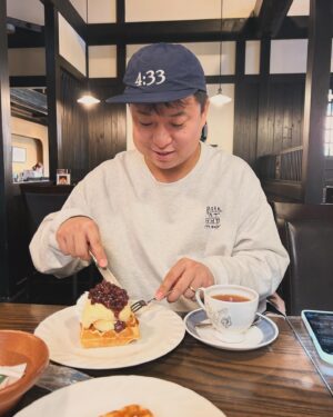 Yumemaru Instagram - ワッフルにはソフトクリームとあんこをトッピングしたい。数年前まで甘い物が苦手でそんなに食べなかったのに、コロナになって味覚戻ったら甘い物がめっちゃ好きになったんだよね🔥🔥

ある意味味覚が変わった瞬間だったのかな。
今度、個人チャンネルで甘い物でも作ってみようかな。