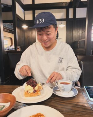 Yumemaru Instagram - ワッフルにはソフトクリームとあんこをトッピングしたい。数年前まで甘い物が苦手でそんなに食べなかったのに、コロナになって味覚戻ったら甘い物がめっちゃ好きになったんだよね🔥🔥

ある意味味覚が変わった瞬間だったのかな。
今度、個人チャンネルで甘い物でも作ってみようかな。