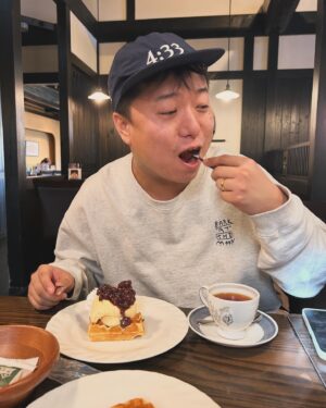 Yumemaru Instagram - ワッフルにはソフトクリームとあんこをトッピングしたい。数年前まで甘い物が苦手でそんなに食べなかったのに、コロナになって味覚戻ったら甘い物がめっちゃ好きになったんだよね🔥🔥

ある意味味覚が変わった瞬間だったのかな。
今度、個人チャンネルで甘い物でも作ってみようかな。