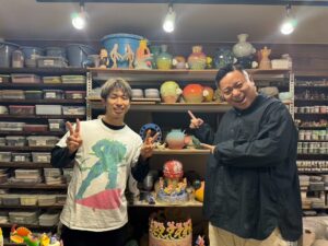 Yumemaru Instagram - ちょっと前だけど、憧れていた宮下サトシさん(@toys_pottery )のアトリエに潜入。夢のような体験でした。壁一面に並んだ宮下さんの作品とコレクション。全部自分のツボにハマりすぎて終始興奮状態。自分のクリエイティブ精神が燃え上がったぜ。こんなことを言うキャラでもないけど、定期的にアートには触れた方がいいね😊

みんなアートに触れてみたらいいじゃん🎨

#宮下サトシ
