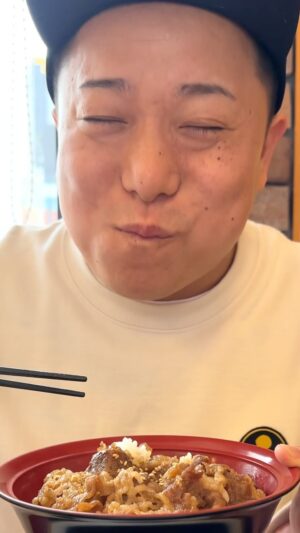 Yumemaru Instagram - 元気補充にピッタリの牛カルビ焼肉丼が新発売☺️
注文ごとに店内で焼き上げてて、特製ダレを追いダレすれば最後の一粒まで正直にめっちゃ美味い‼︎
部活終わりの高校生はマストで食べてね☺️
#PR
#すき家
#牛カルビ
#特製だれ
#新発売
#焼肉
#どんぶり
#期間限定