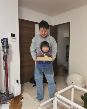 Yumemaru Instagram - 子どもってこんな遊び大好きだよね😍
俺も８つ離れたお兄ちゃんにこんな遊びをしてもらって爆笑してたよね。マジで死ぬほど楽しかった思い出笑

※やる時は下がちゃんと閉じれてるか抜けないか確認してね🔥

#ダンボール