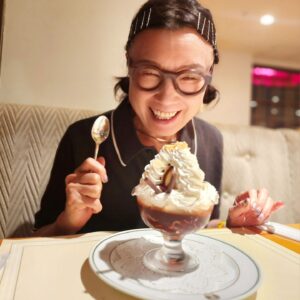 Yumi Matsutoya Instagram - 夏限定のカツカレーに喜びを隠せない