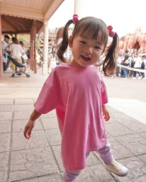 Yūmi Shida Instagram - 娘👧🏻初ディズニー🐭❤️

絶対やると決めてたブーのコスプレで😹💓

暑さが本格的になる前にいってきた☺️

雨もしかしたら降りそう？だったからか空いてて
たくさん乗れた！楽しめた！！！

1stディズニーとバースデーシールは母子手帳に貼った🥺

元々ディズニーのCMみて「はっ！はっ！😲」って興奮してた娘は
行ってみたらディズニーに圧倒されてました。w

アトラクション乗っても口ぽかーん😯で
終わった後にテンション上がる系女子なの判明😂💗

プーさんのハニーハントが限界だったみたい🤣

またこよーーーねっ🫶🏻

リールするね🐣

#1歳女の子 #初ディズニー #女の子ママ #ディズニーランド #スティッチ