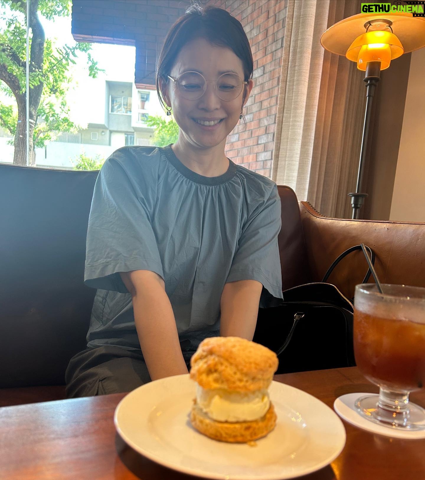 Yuriko Ishida - 197.2K Likes - おまけ
アイスクリームが🍨サンドされたスコーンは
これです👏🏻👏🏻
たまにはいいでしょと
自分に言い訳して食べました。
おいしかったし
可愛かったなぁ。
#タマティーノ写真館